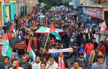 الآلاف ينتفضون بغزة رفضًا للحصار والانقسام والأوضاع الكارثية