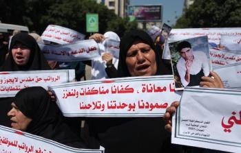 إحدى النساء اللواتي شاركن في الاحتجاج على عدم صرف رواتب موظفي غزة