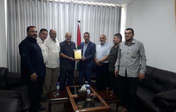 وفد من التواصل الجماهيري  يزور وكيل وزارة الاقتصاد بغزة