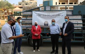 الوفد الوزاري وإشرافه على عملية توزيع مواد التعقيم والأدوات الصحية في غزة