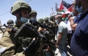 الاحتلال يعتدي على مواطن بوحشية خلال قمع مسيرة في نابلس