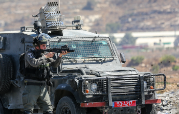 جندي اسرائيلي يطلق النار على متظاهرين فلسطينيين في رام الله