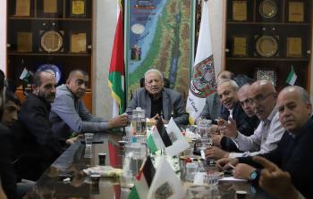 بلدية غزة تبحث تأثيرات جائحة كورونا على النشاط الاقتصادي 