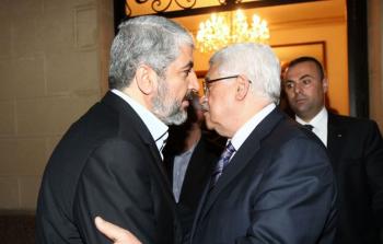 الرئيس الفلسطيني محمود عباس ورئيس حماس السابق خالد مشعل
