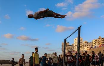 شٌبان فلسطيون يمارسون رياضة 'الباركور' على شاطئ غزة