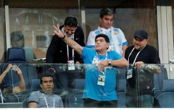مارادونا يتابع مباراة منخب بلاده