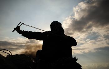 شاب فلسطيني خلال مواجهات مع الاحتلال على حدود غزة اليوم (وفا)