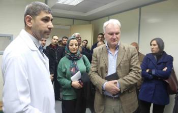 مدير عمليات الأونروا بغزة يزور مستشفى الخدمة العامة