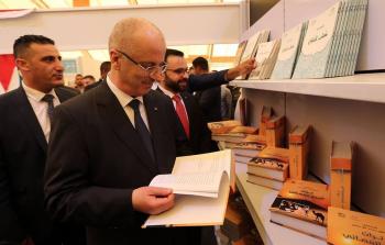 رئيس الوزراء رامي الحمد الله يتفقد معرض فلسطين الدولي للكتاب