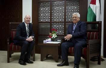 الرئيس عباس خلال لقاء سابق مع جيسون غرينبلات - أرشيفية