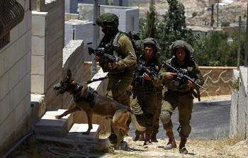 جنود الاحتلال يقتحمون منازل في الضفة الغربية