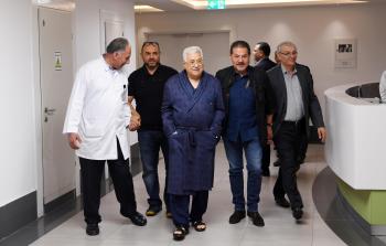 الصور الأولى للرئيس  محمود عباس من داخل المستشفى