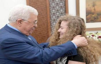 الرئيس الفلسطيني محمود عباس استقبل الفتاة عهد التميمي عقب الافراج عنها من سجون الاحتلال الاسرائيلي