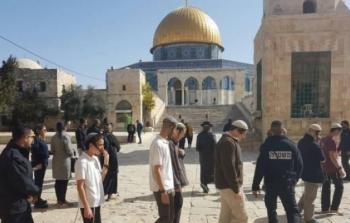 الأوقاف الإسلامية : 100 مستوطن و45 طالب يهودي اقتحموا باحات الأقصى 