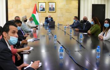 اشتية خلال لقائه وفد الهيئة المستقلة لحقوق الإنسان