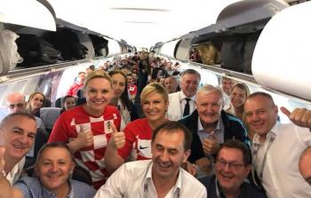 رئيسة كرواتيا تعاني جميع نجوم منتخب بلادها ابتهاجًا بالتأهل