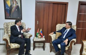 السفير عبد الهادي خلال لقائه سفير فنزويلا