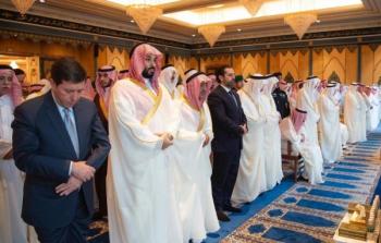 الملك سلمان يؤدي صلاة عيد الفطر برفقة سعد الحريري