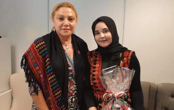 السفيرة ماري انطوانيت سيدين تكرم الطالبة المتفوقة فرح الغلبان