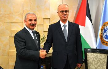 رئيس الحكومة الفلسطينية الجديدة محمد اشتية بعد لقائه رئيس الوزراء، وزير الداخلية السابق رامي الحمد الله 