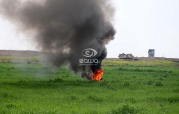شبان يشعلون الاطارات شرق خانيونس
