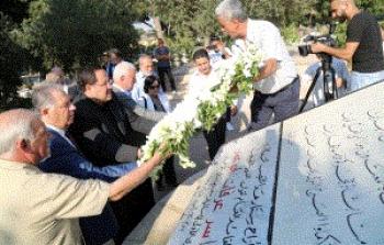 صيدم يضع اكليلاً من الورد على النصب التذكاري في مثوى شهداء الثورة الفلسطينية