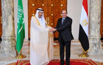 الرئيس المصري عبد الفتاح السيسي مع العاهل السعودي الملك سلمان بن عبد العزيز -ارشيف-