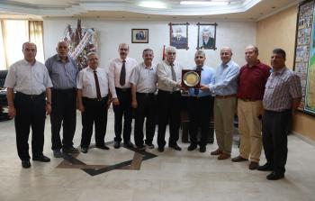 جامعة الأزهربغزة تكرّم مدير برنامج البنية التحتية بوكالة الغوث