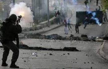 قوات الاحتلال تطلق قنابل الغاز -ارشيف-