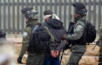قوات الاحتلال تعتقل فلسيطني من الضفة الغربية