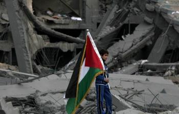 طفل فلسطيني في غزة يقف وسط منازل مدمرة جراء الحروب الاسرائيلية -تعبيرية-