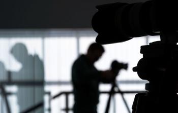 مركز حقوقي يدين فرض قيود على حرية العمل الصحفي في غزة