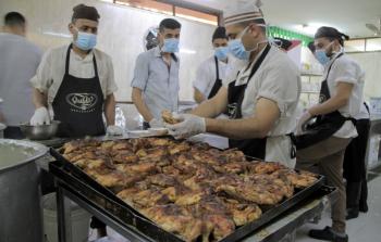 اللجنة القطرية تقدم وجبات الإفطار والسحور للمحجورين صحيا بغزة