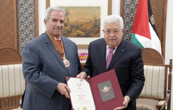 الرئيس عباس يقلد السفير نبيل معروف نجمة الاستحقاق