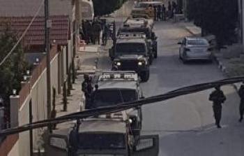 قوات الاحتلال تحاصر منزل عائلة أشرف نعالوة في طولكرم الذي تتهمه بتنفيذ عملية 
