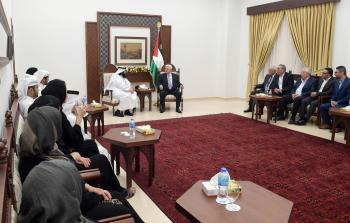 الرئيس الفلسطيني محمود عباس، خلال استقباله وفدا قطريا في رام الله مساء اليوم