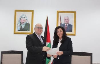 وزيرة الاقتصاد الوطني عبير عودة، وممثل جمهورية مالطا لدى فلسطين روبن غاوتشي