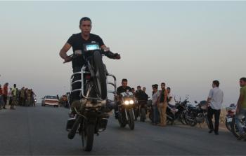 مواطن يسوق دراجة نارية في غزة - ارشيف