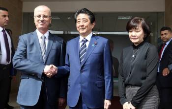 رئيس الوزراء  الفلسطيني رامي الحمد الله ونظيره الياباني شينزوا آبي