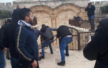 شُبان فلسطينيون يحاولون فتح باب الرحمة بعد أن اغلقه الاحتلال بالسلاسل