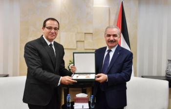 اشتية يقلد السفير المصري لدى فلسطين وسام نجمة القدس