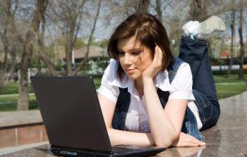 الافراط في استخدام الانترنت يعادل تأثير الكحول