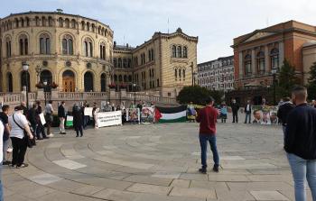 العشرات يشاركون في وقفة رافضة للتطبيع أمام البرلمان النرويجي