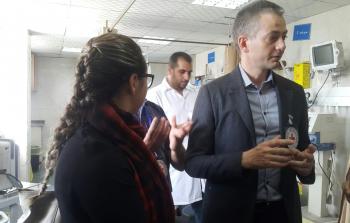 مدير مكتب اللجنة الدولية للصليب الأحمر في قطاع غزة، جيلان ديفورن  أثناء زيارته لمستشفى الشفاء