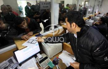 نائب العمادي يتفقد عملية صرف رواتب موظفي غزة من المنحة القطرية