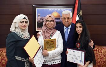الرئيس الفلسطيني محمود عباس يستقبل مبدعتين فلسطينيتين