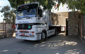 شاحنة تحمل الاسمنت المصري في طريقها الى غزة