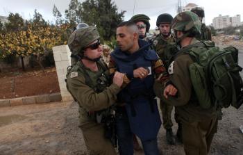 جنود الاحتلال يعتدون على صحفي فلسطيني