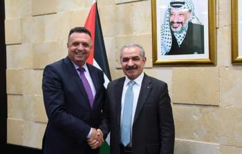 محمد اشتية - رئيس الوزراء الفلسطيني يلتقي نقيب الصحفيين ناصر أبو بكر