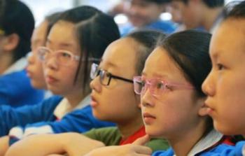 أطفال صينيين مصابون بقصر النظر